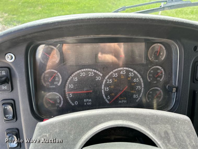 image for item DQ0931 2003 Freightliner Business Class M2  refuse truck