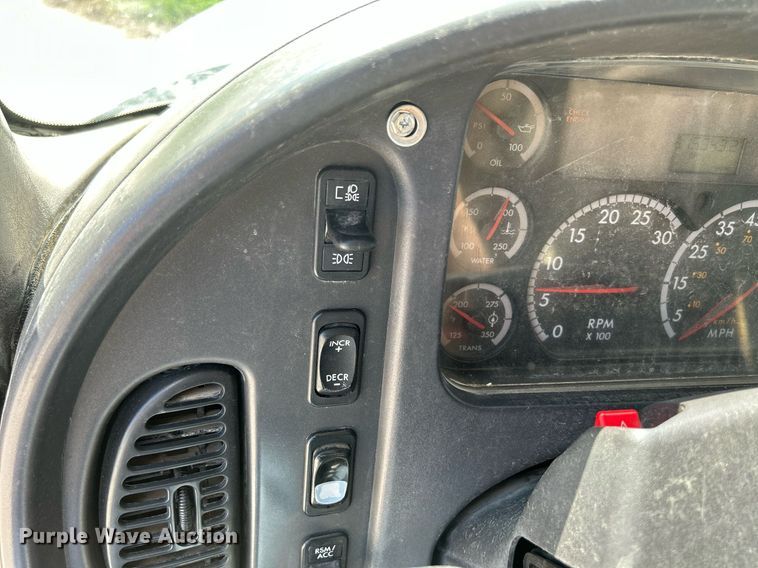 image for item DQ0931 2003 Freightliner Business Class M2  refuse truck