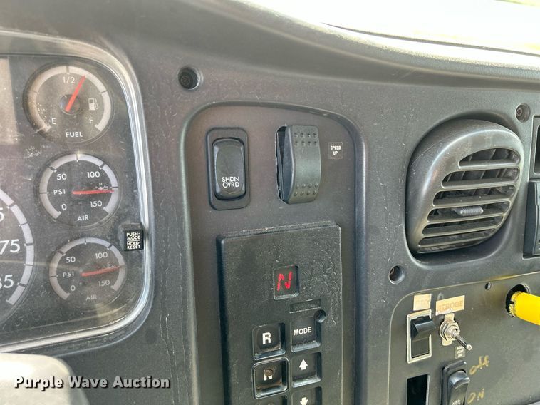 image for item DQ0931 2003 Freightliner Business Class M2  refuse truck