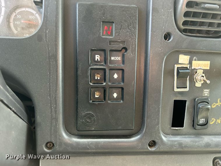 image for item DQ0931 2003 Freightliner Business Class M2  refuse truck