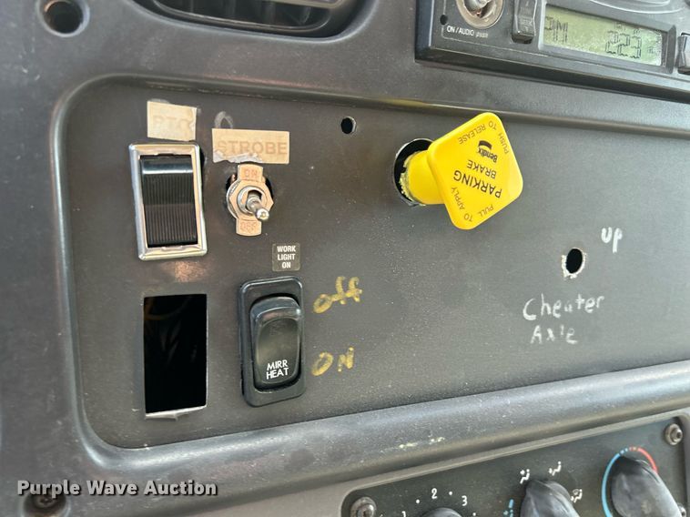 image for item DQ0931 2003 Freightliner Business Class M2  refuse truck