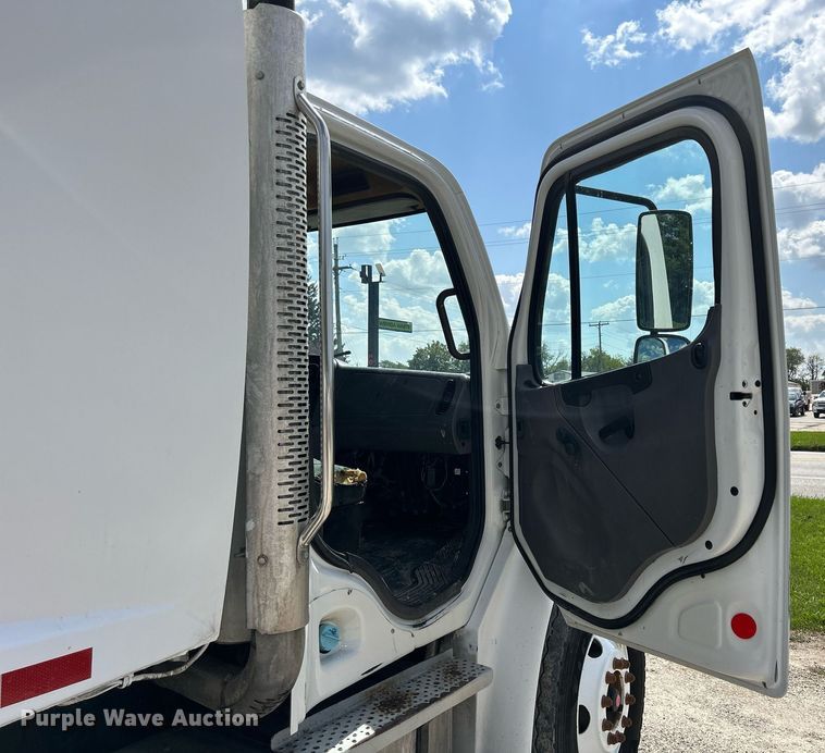 image for item DQ0931 2003 Freightliner Business Class M2  refuse truck