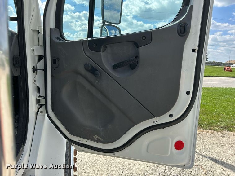 image for item DQ0931 2003 Freightliner Business Class M2  refuse truck