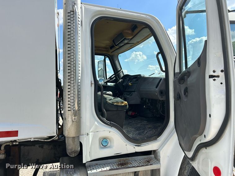 image for item DQ0931 2003 Freightliner Business Class M2  refuse truck