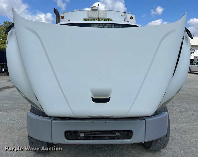 image for item DQ0931 2003 Freightliner Business Class M2  refuse truck