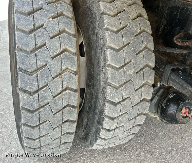 image for item DQ0931 2003 Freightliner Business Class M2  refuse truck