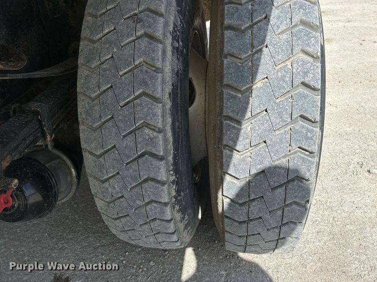 image for item DQ0931 2003 Freightliner Business Class M2  refuse truck