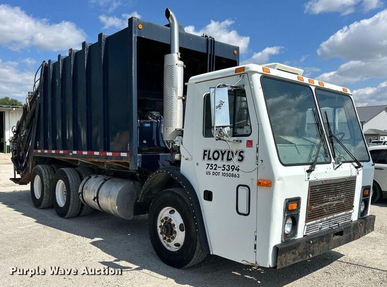 image for item DQ0932 2001 Mack LE613  refuse truck