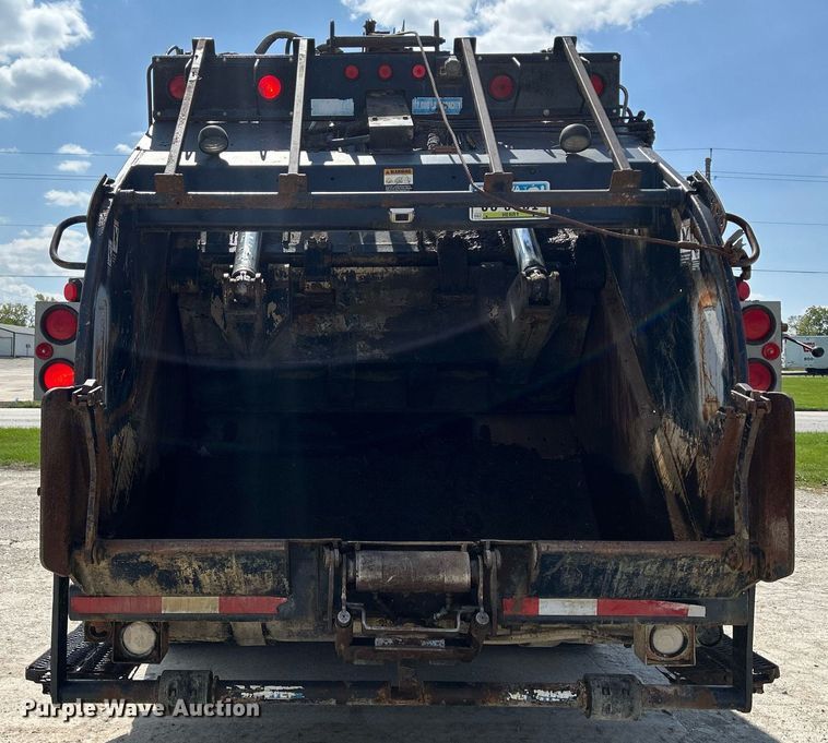 image for item DQ0932 2001 Mack LE613  refuse truck