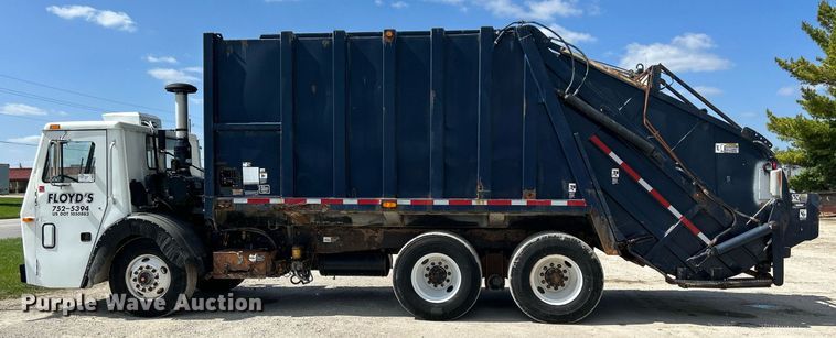 image for item DQ0932 2001 Mack LE613  refuse truck