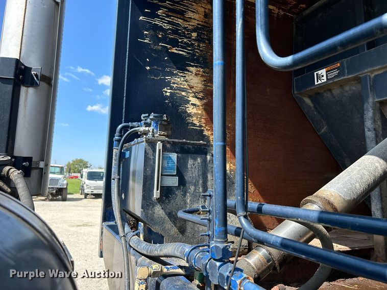 image for item DQ0932 2001 Mack LE613  refuse truck