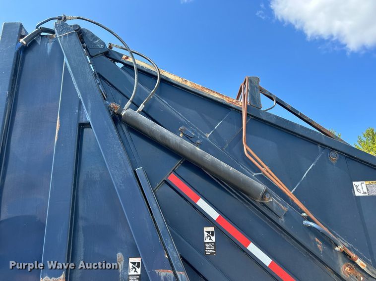 image for item DQ0932 2001 Mack LE613  refuse truck