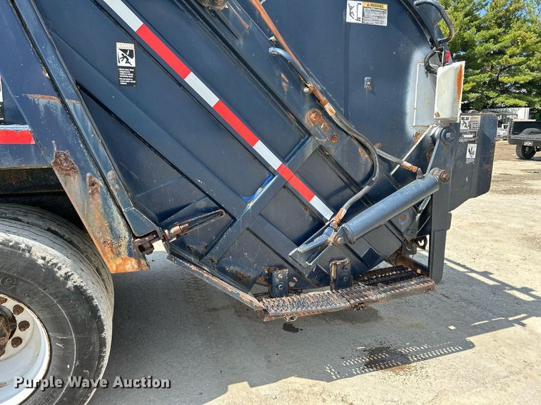 image for item DQ0932 2001 Mack LE613  refuse truck