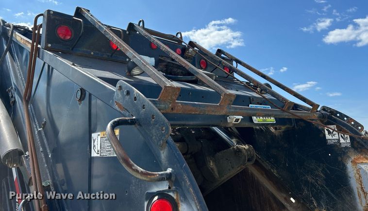 image for item DQ0932 2001 Mack LE613  refuse truck