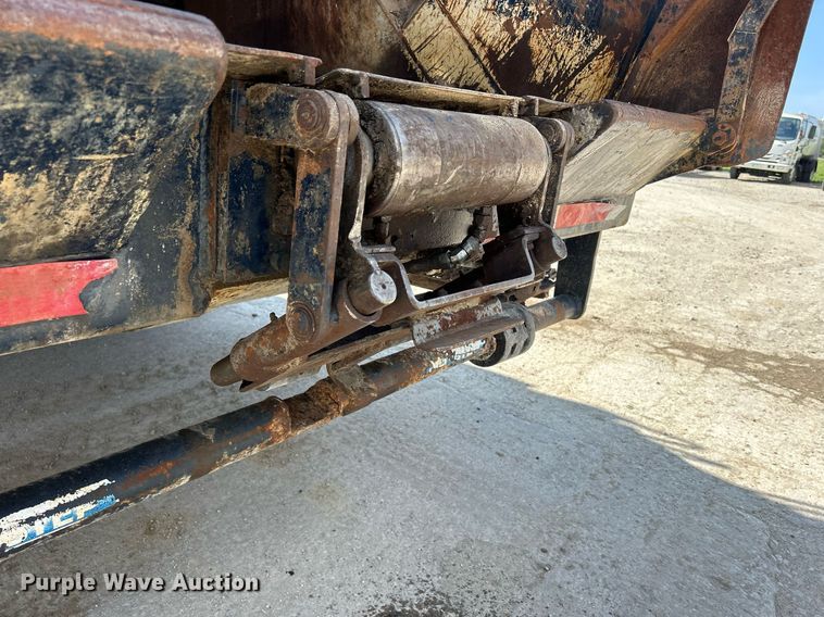 image for item DQ0932 2001 Mack LE613  refuse truck