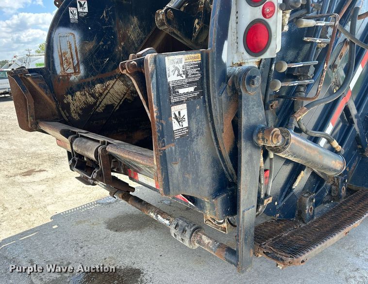 image for item DQ0932 2001 Mack LE613  refuse truck