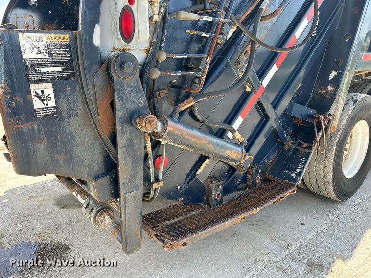 image for item DQ0932 2001 Mack LE613  refuse truck