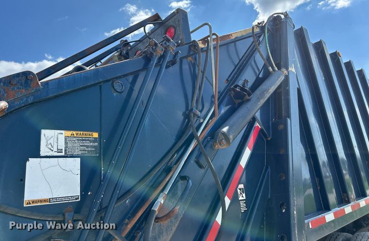 image for item DQ0932 2001 Mack LE613  refuse truck