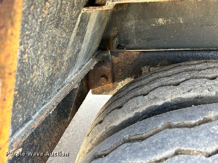 image for item DQ0932 2001 Mack LE613  refuse truck