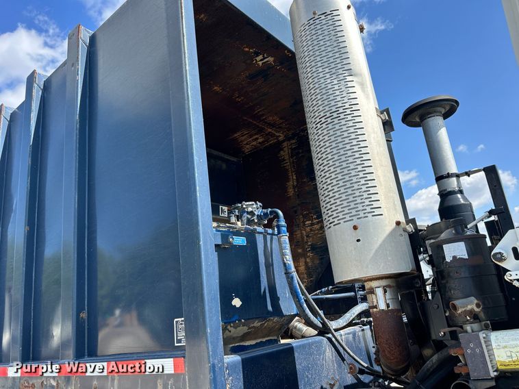 image for item DQ0932 2001 Mack LE613  refuse truck