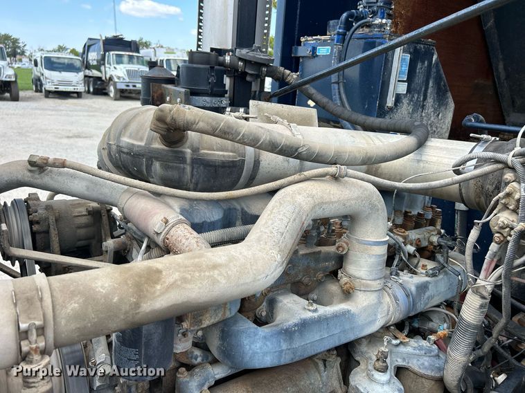 image for item DQ0932 2001 Mack LE613  refuse truck