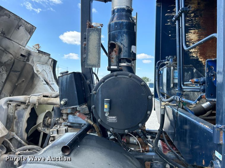 image for item DQ0932 2001 Mack LE613  refuse truck