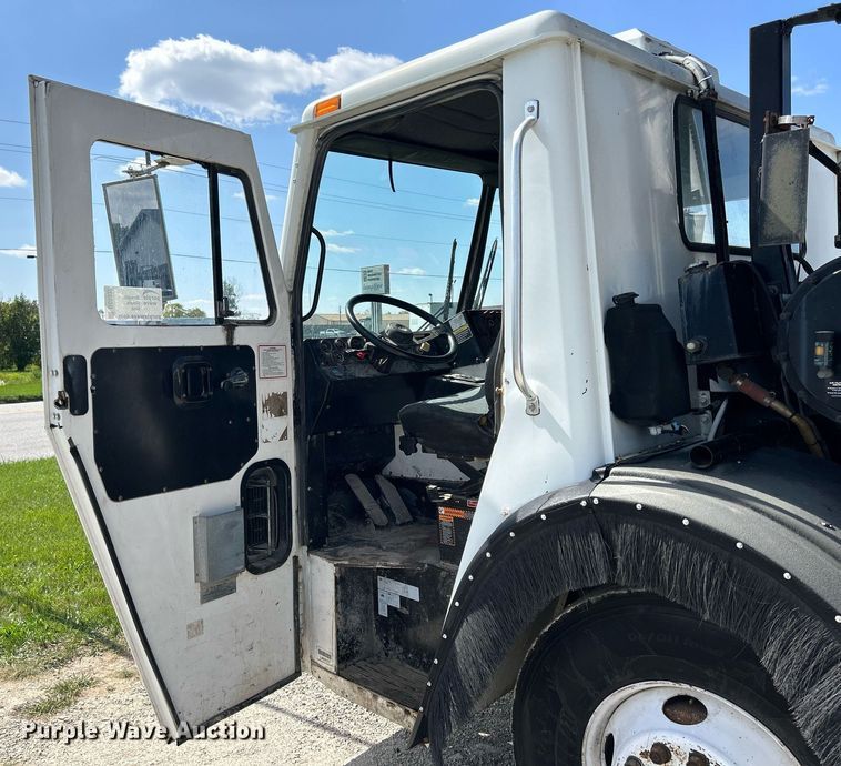 image for item DQ0932 2001 Mack LE613  refuse truck