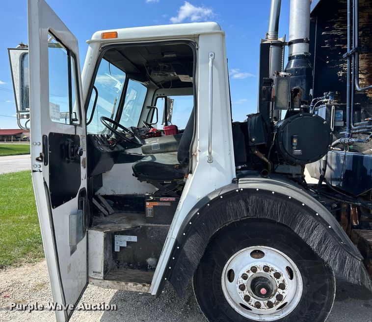 image for item DQ0932 2001 Mack LE613  refuse truck