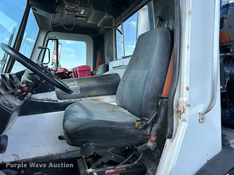 image for item DQ0932 2001 Mack LE613  refuse truck