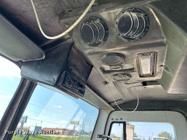 image for item DQ0932 2001 Mack LE613  refuse truck