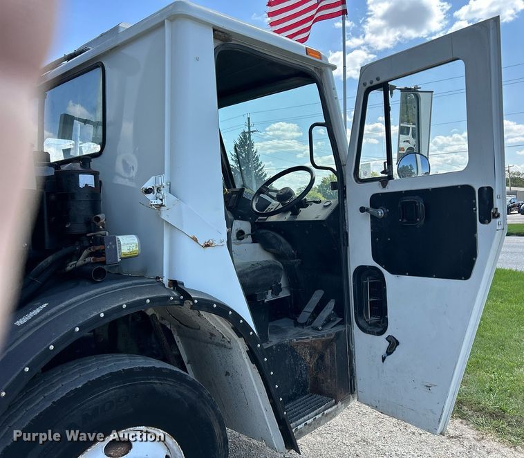 image for item DQ0932 2001 Mack LE613  refuse truck