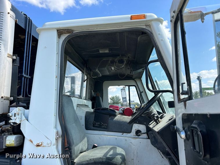 image for item DQ0932 2001 Mack LE613  refuse truck