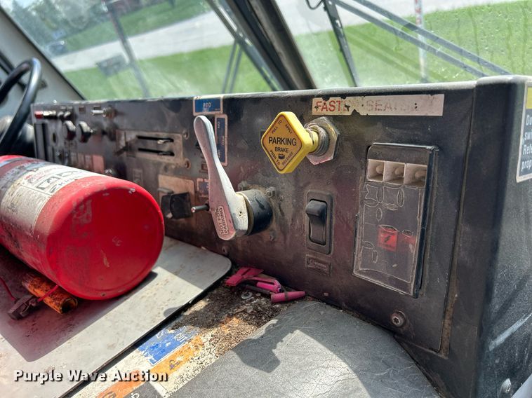 image for item DQ0932 2001 Mack LE613  refuse truck