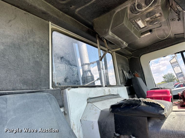 image for item DQ0932 2001 Mack LE613  refuse truck