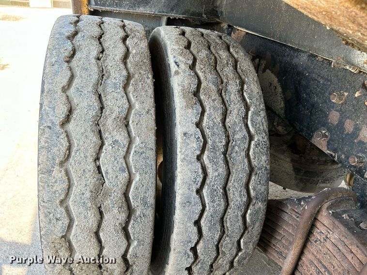 image for item DQ0932 2001 Mack LE613  refuse truck