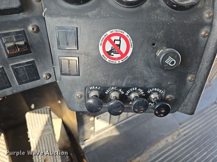 image for item DQ1093 1993 Thomas Built Saf-T-Liner  school bus