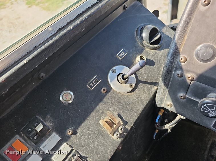 image for item DQ1093 1993 Thomas Built Saf-T-Liner  school bus