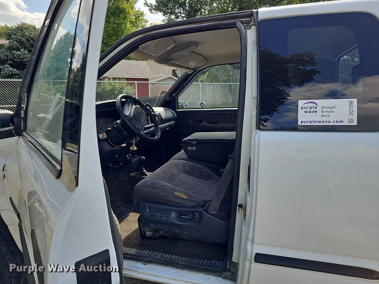 image for item DQ1099 2001 Dodge Ram 3500  Quad Cab pickup truck