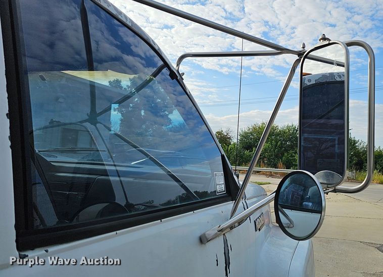 image for item DQ1104 1993 Chevrolet Kodiak  box truck