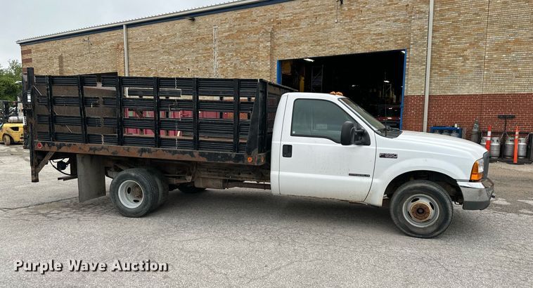 image for item DS2152 2000 Ford F350 Super Duty  flatbed pickup truck