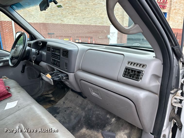 image for item DS2152 2000 Ford F350 Super Duty  flatbed pickup truck