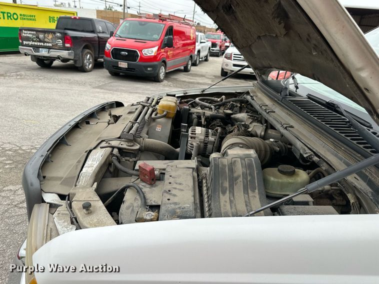 image for item DS2152 2000 Ford F350 Super Duty  flatbed pickup truck