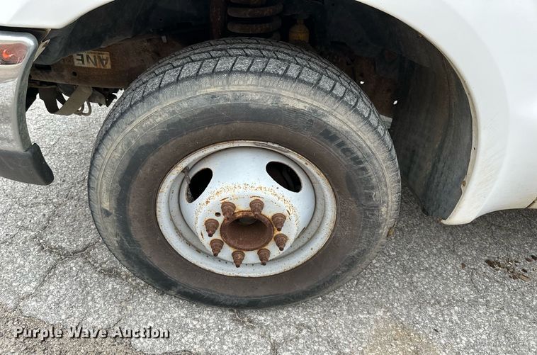 image for item DS2152 2000 Ford F350 Super Duty  flatbed pickup truck