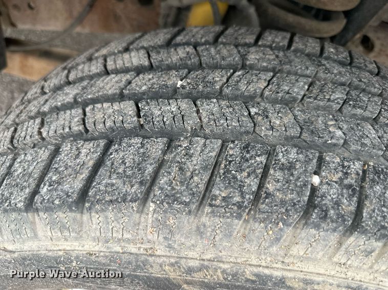 image for item DS2152 2000 Ford F350 Super Duty  flatbed pickup truck