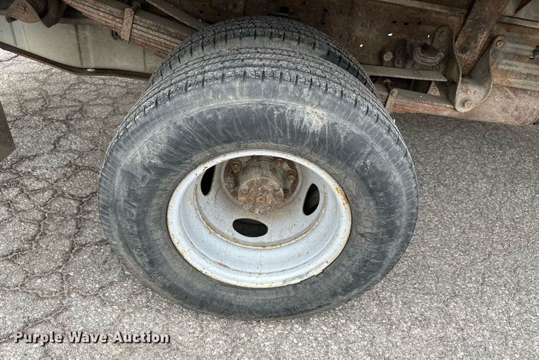 image for item DS2152 2000 Ford F350 Super Duty  flatbed pickup truck