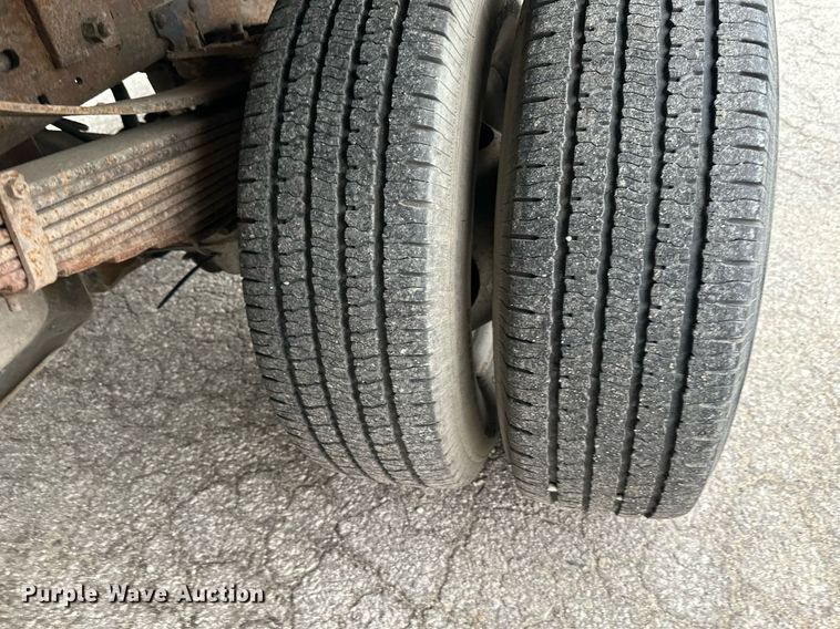 image for item DS2152 2000 Ford F350 Super Duty  flatbed pickup truck