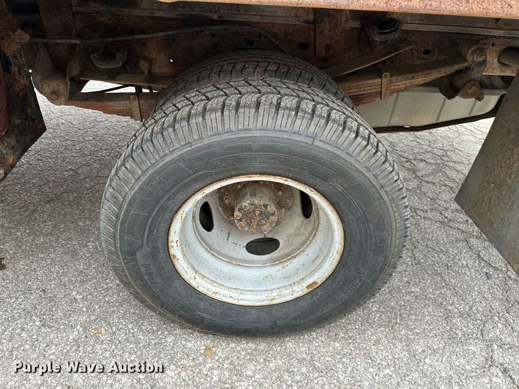 image for item DS2152 2000 Ford F350 Super Duty  flatbed pickup truck