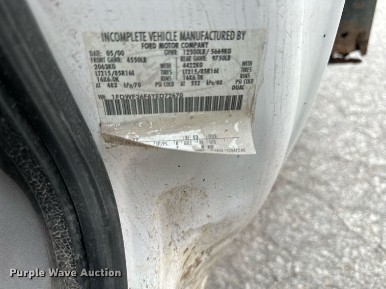 image for item DS2152 2000 Ford F350 Super Duty  flatbed pickup truck