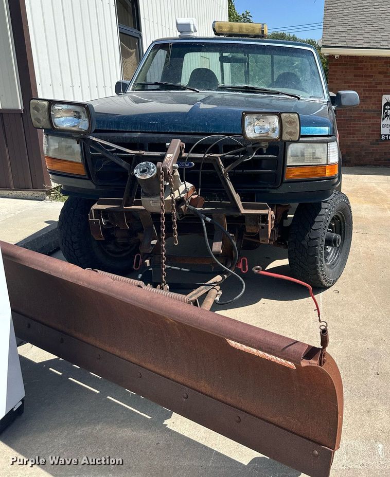 image for item DS2290 1997 Ford F250  utility bed pickup truck