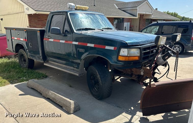 image for item DS2290 1997 Ford F250  utility bed pickup truck